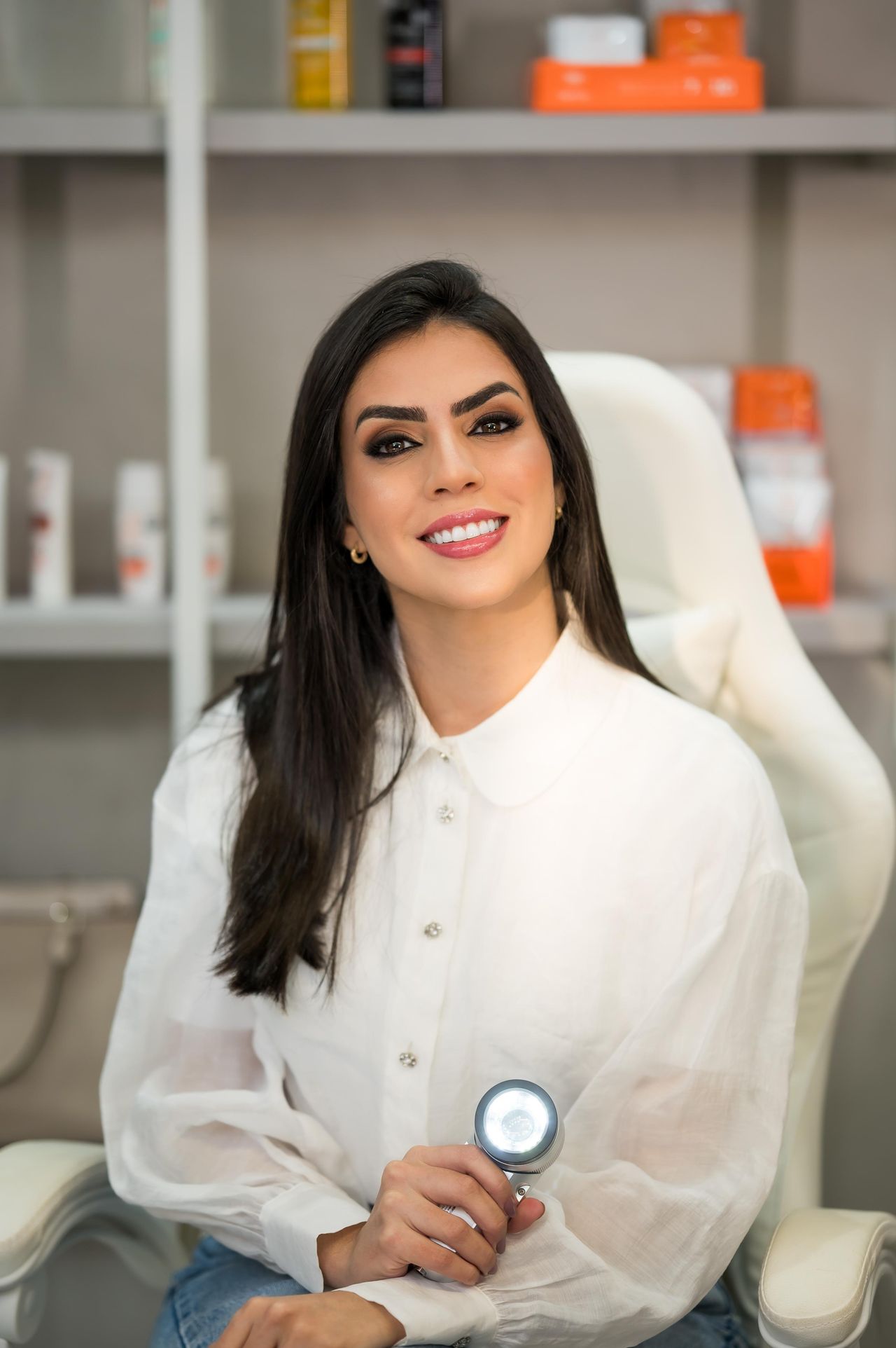 Dra. Stephanie Ferrari durante atendimento dermatológico